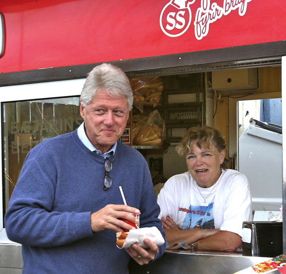 Bill Clinton with Icelandic hot dog