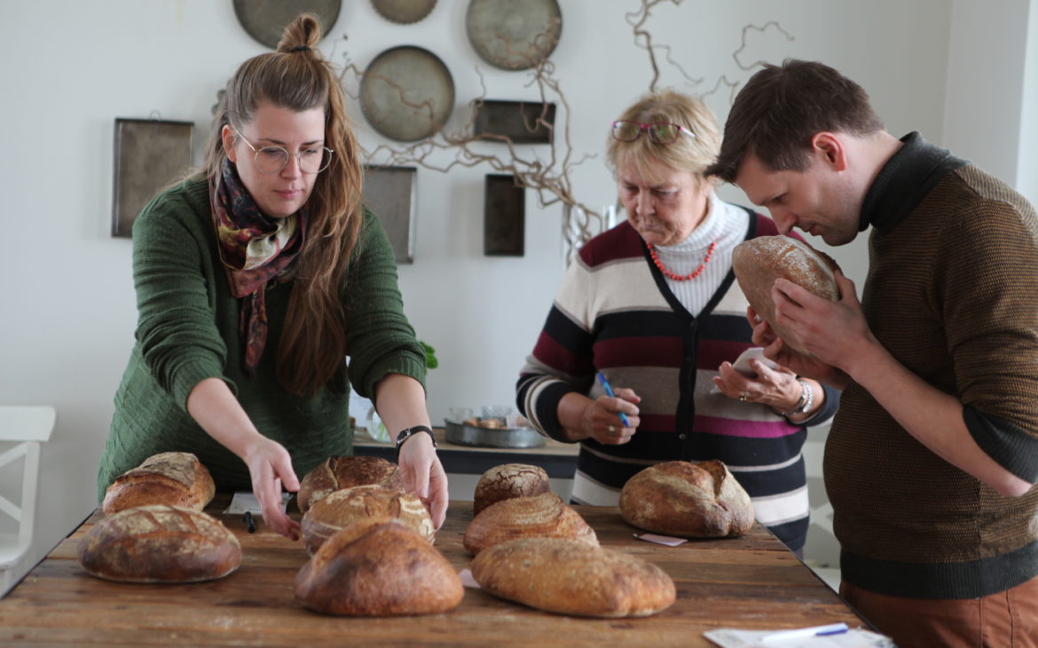 Árni Ólafur Jónsson, Dominique Plédel Jónsson and Ragnheiður Maísól Sturludóttir evaluate the sourdaugh bread of the year 2019-2020