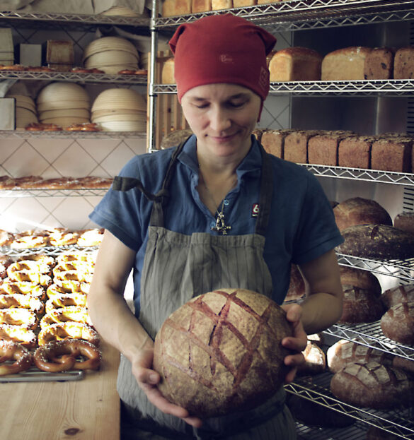Dörthe with a sourdough bread